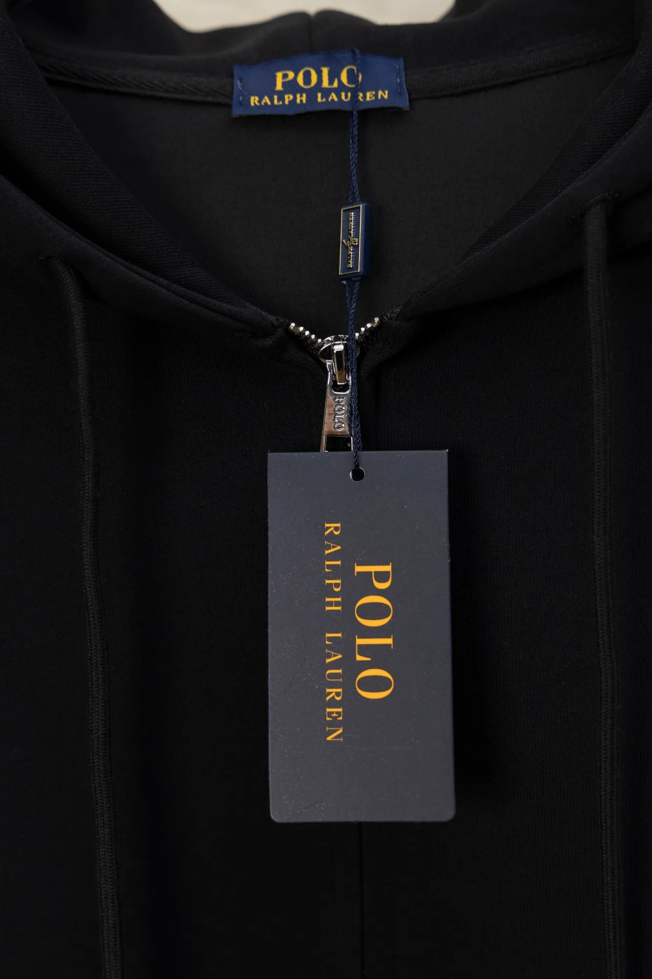 P270 Style No.: JZ024 Raff embroidered small label hooded jacket. Xuanwang New Rescue Limited Counter Jacket 420g air layer compound fabric. Imported machine full classic embroidered small label os version. Versatile style. Couple style. Color: black, navy. Size: S M L XL.